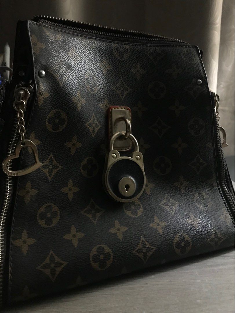 LouisVitton bag (Category: Luxury Bags & Wallets) located in Manila. Submitted by marieeiwi (Listing ID 1278799400, Image 1). Description: .