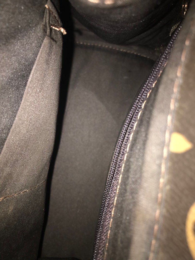 LouisVitton bag (Category: Luxury Bags & Wallets) located in Manila. Submitted by marieeiwi (Listing ID 1278799400, Image 3). Description: .