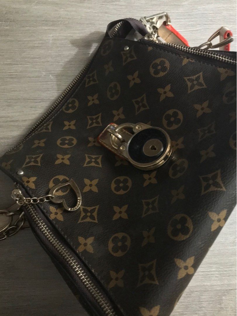 LouisVitton bag (Category: Luxury Bags & Wallets) located in Manila. Submitted by marieeiwi (Listing ID 1278799400, Image 2). Description: .