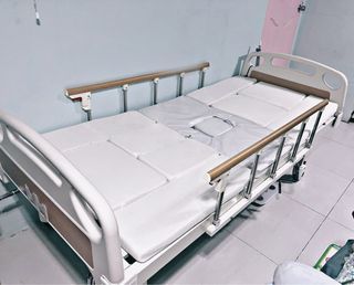 Multipurpose hospital bed - 3 cranks