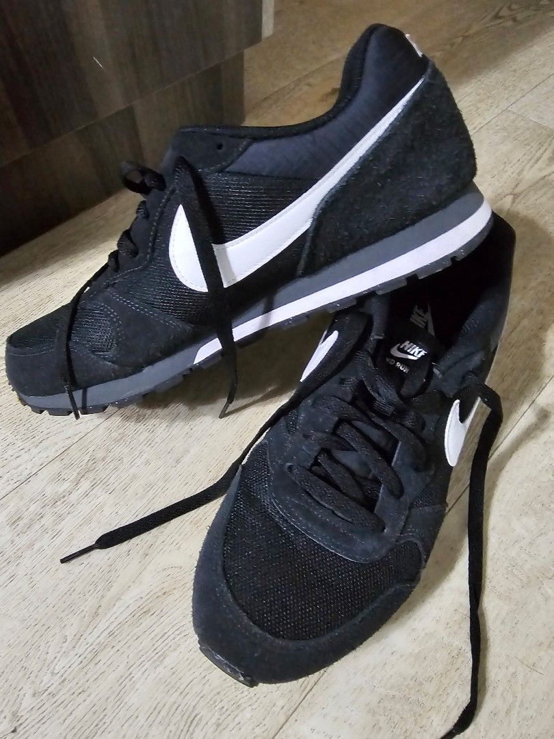 Nike md runner on feet deals