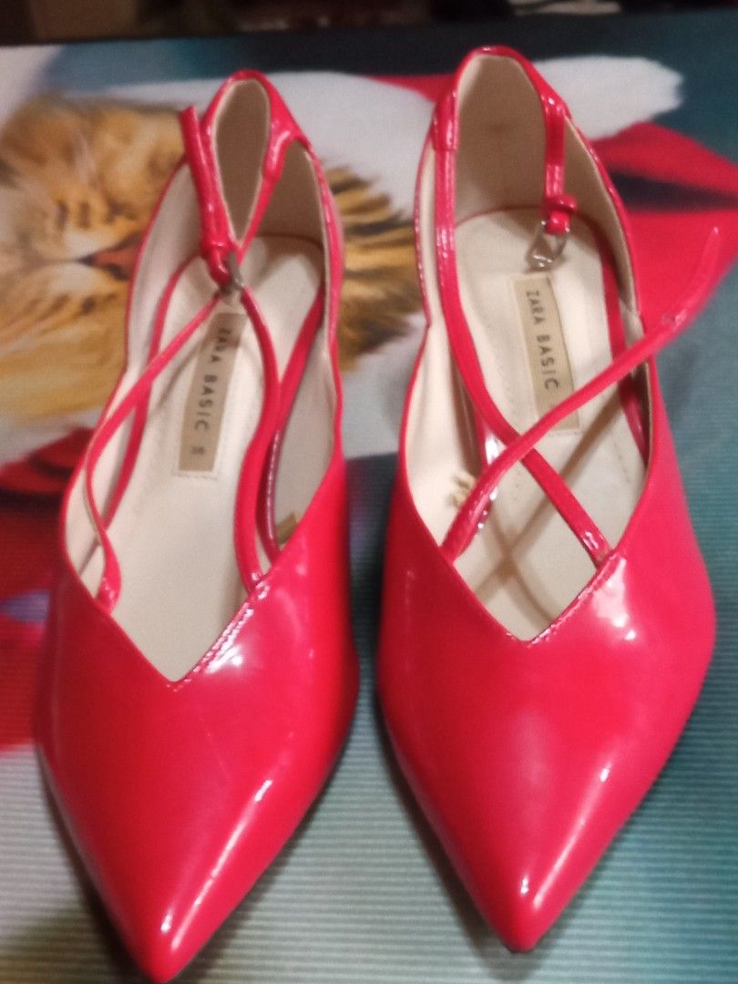 Red shoes (Category: Heels) located in Infanta. Submitted by moweylittl40556 (Listing ID 1278919649, Image 1). Description: nice patent leather shoes, no flaws on the leather itself, but there's a crack at the bottom sole, still in good condition.