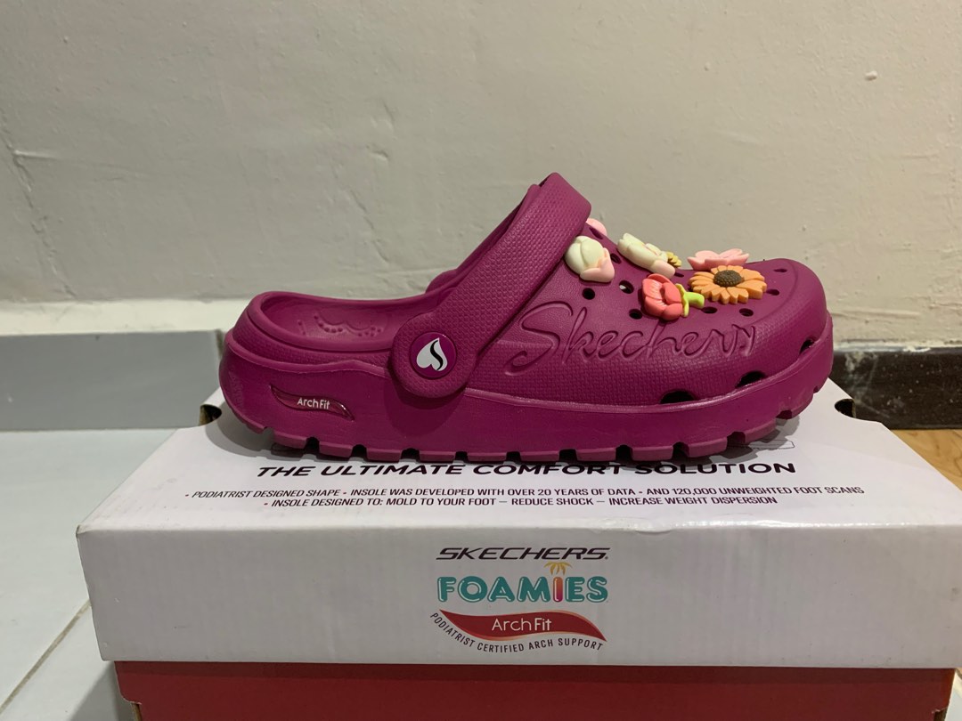 Dora skechers store