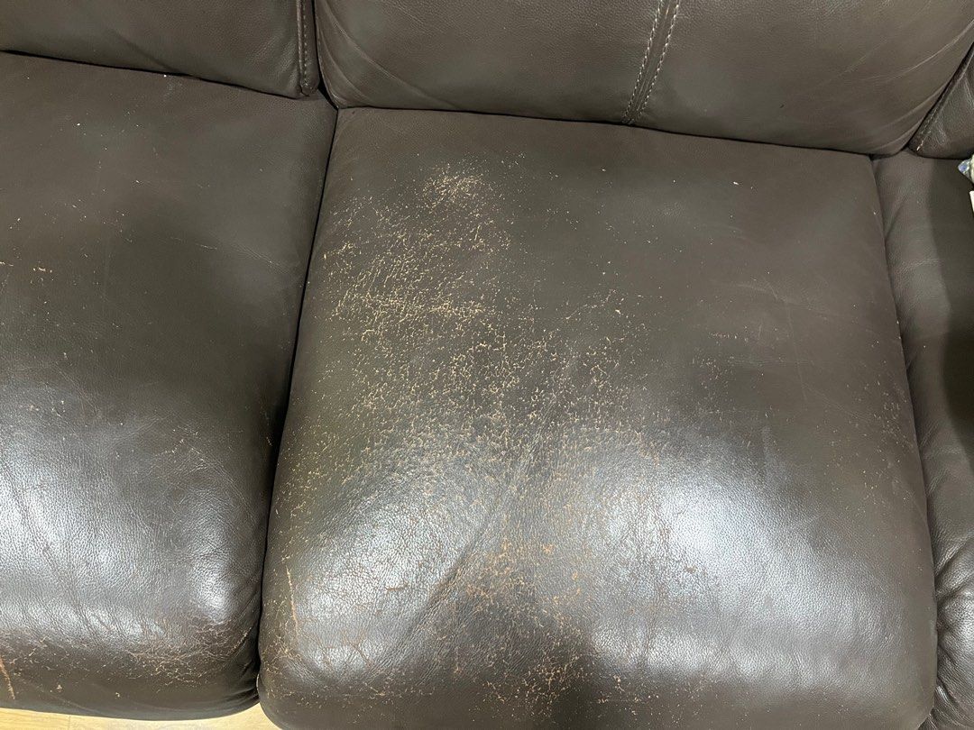 Sofas Full Leather (Category: Sofas) located in Shah Alam. Submitted by alifdaniel23 (Listing ID 1278758803, Image 3). Description: Full leather Some scratche Pickup area shah alam 2 & 3 seat Nego till let got.