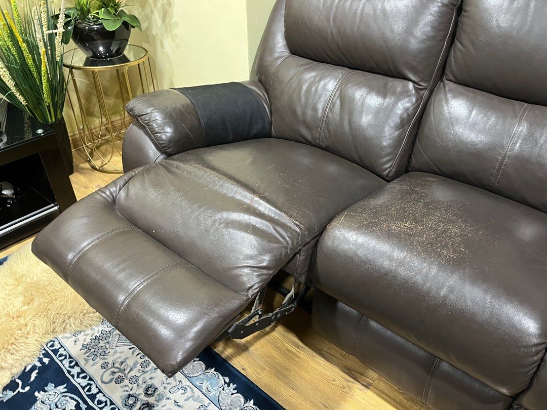 Sofas Full Leather (Category: Sofas) located in Shah Alam. Submitted by alifdaniel23 (Listing ID 1278758803, Image 2). Description: Full leather Some scratche Pickup area shah alam 2 & 3 seat Nego till let got.