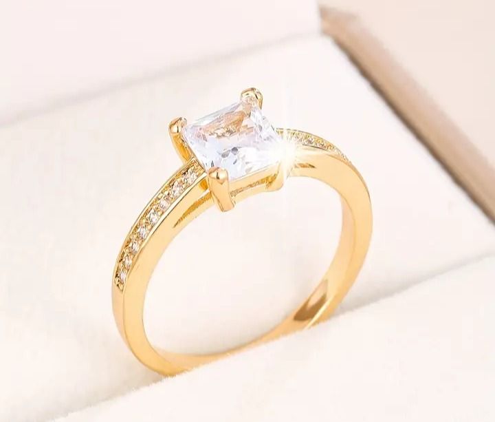 Gold top ring square