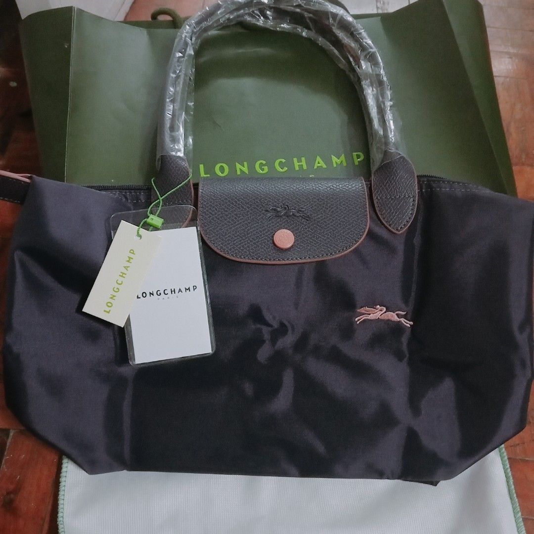 💯 Orig Long Champ Medium Long Handle Nylon (Category: Luxury Bags & Wallets) located in Malabon City. Submitted by samscloset.3 (Listing ID 1279090610, Image 1). Description: 💯 Original Money back guarantee with dust bag, paper bag.