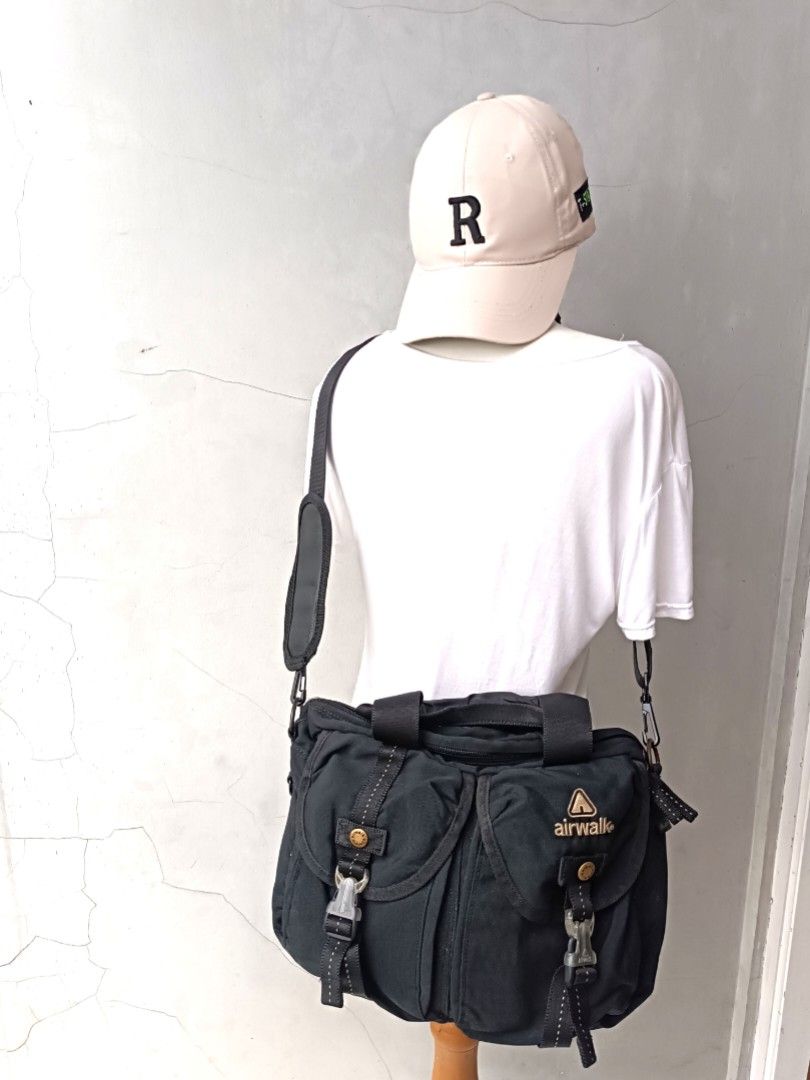 Airwalk Black Sling Bag tas Hitam Selmpang Pria Wanita Fesyen Pria Tas Dompet Tas Selempang di Carousell