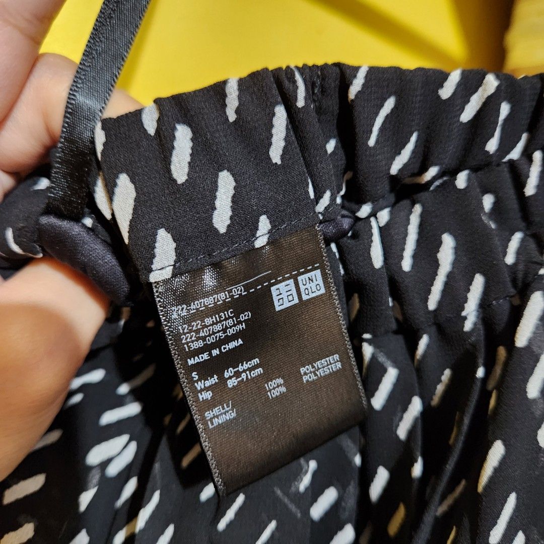 Uniqlo Black Skirt - Small (Category: Skirts) located in Muntinlupa City. Submitted by mce_curates (Listing ID 1279003002, Image 2). Description: Uniqlo Skirt in Small Pattern: diagonal lines Flows below the knee.