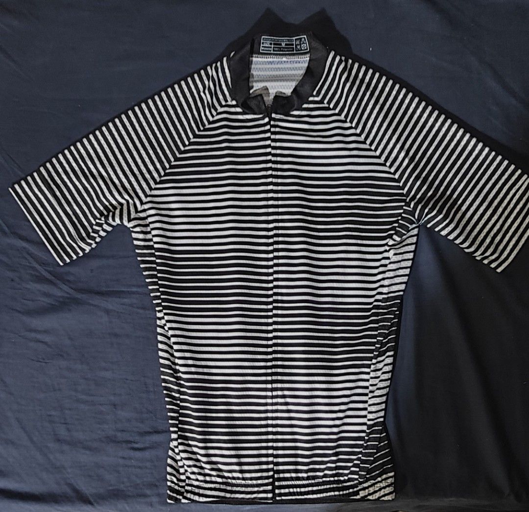 Cycling Jersey (Category: Other Sports Equipment and Supplies) located in Makati City. Submitted by thomasmmm (Listing ID 1279022939, Image 1). Description: Kemaloce Cycling Jersey (new) + freebie Cycling Shorts (lightly used) Breathable mesh fabric in size medium (fits small)..