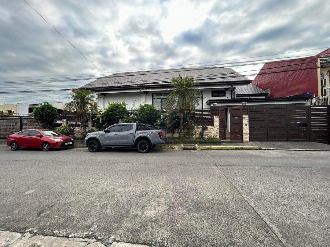 elegant House in meadowood executive village bacoor, Property, For Sale