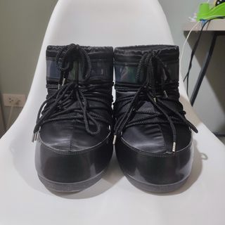 EU 42-44 AUTHENTIC MOON BOOTS; ICON LOW GLANCE BLACK SATIN BOOTS
(snow boots) worn by Billie Eilish