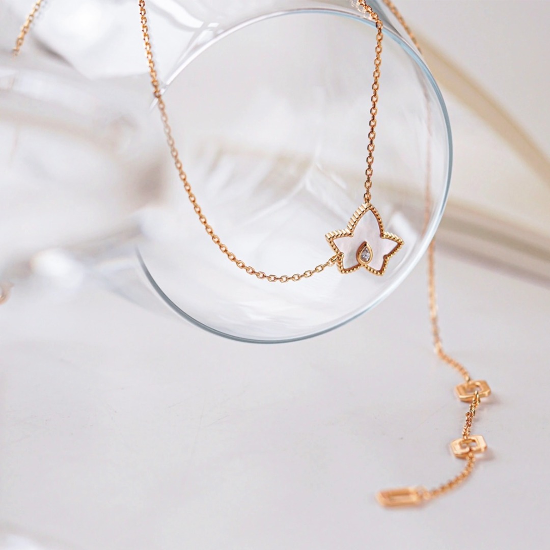 Lola 2024 rose necklace