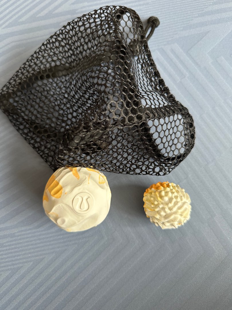 Lululemon top yoga ball
