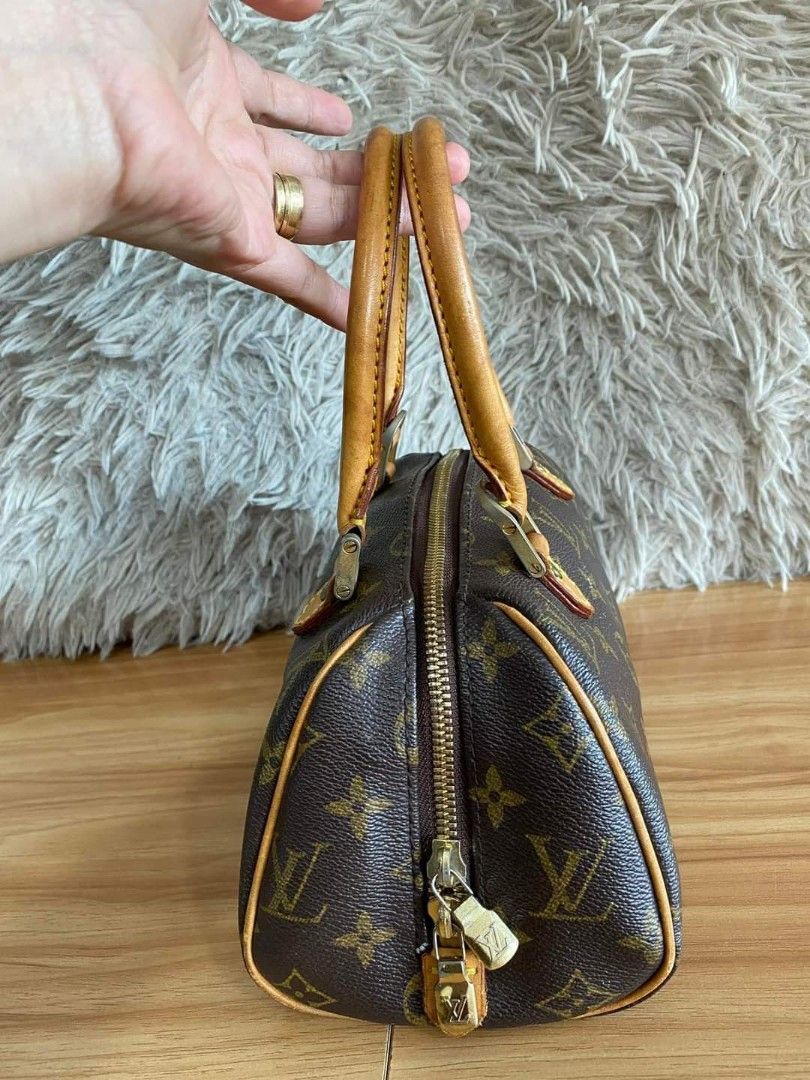 LV handbag "Small" (Category: Luxury Bags & Wallets) located in General Santos City (Dadiangas). Submitted by braverabbit.67 (Listing ID 1278947094, Image 3). Description: ‼️PA SALE KO NA AGAD📣📣 NO FLAWS! real leather eTu mGa siSsy L V handbag "Small" kaSya iphone 14Promax 📌Pending PAYMENT 🅿️3,800 ONLY NOW ,Unahan nlang po🙈.