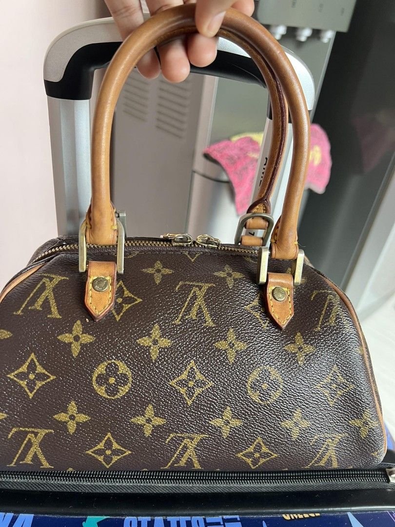 LV handbag "Small" (Category: Luxury Bags & Wallets) located in General Santos City (Dadiangas). Submitted by braverabbit.67 (Listing ID 1278947094, Image 1). Description: ‼️PA SALE KO NA AGAD📣📣 NO FLAWS! real leather eTu mGa siSsy L V handbag "Small" kaSya iphone 14Promax 📌Pending PAYMENT 🅿️3,800 ONLY NOW ,Unahan nlang po🙈.