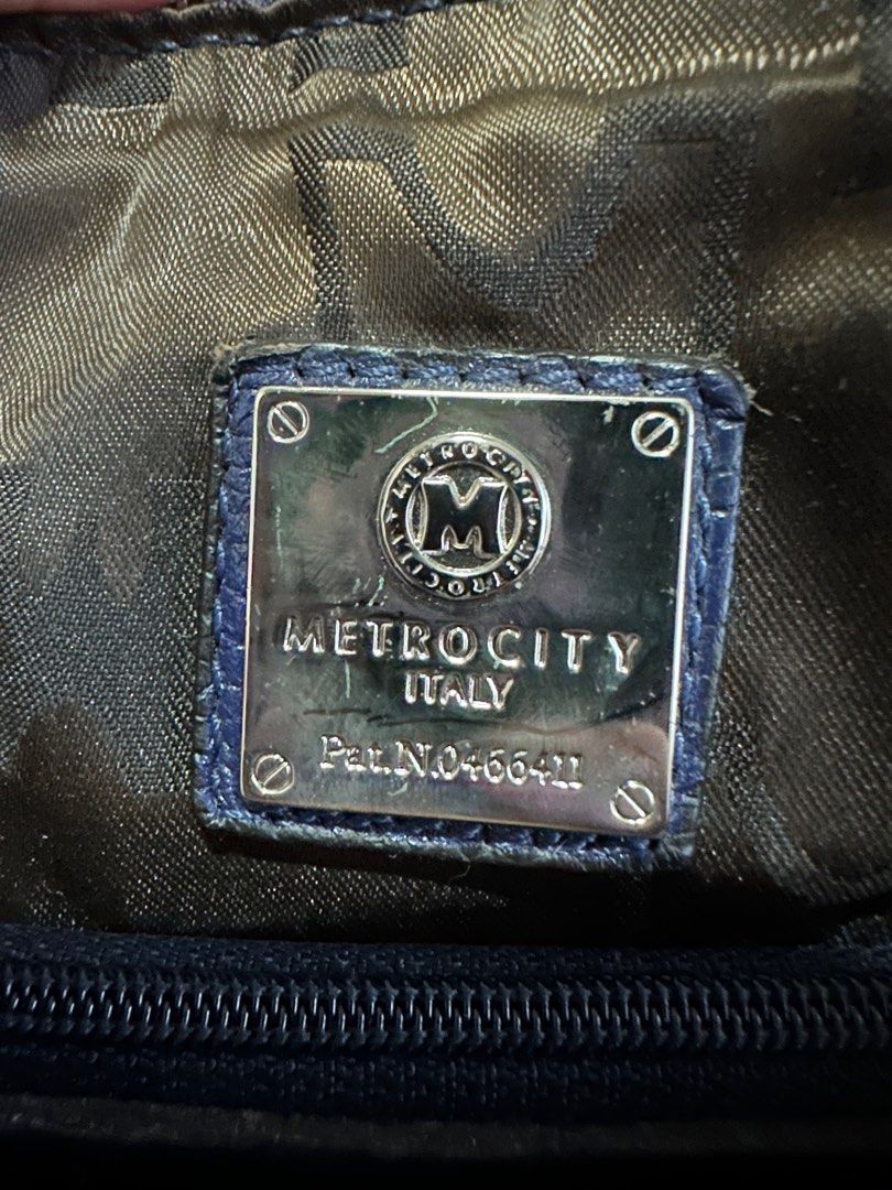 Metrocity Doctor's Bag (Category: Purses & Pouches) located in San Juan City. Submitted by ririmmo2 (Listing ID 1279059219, Image 3). Description: .