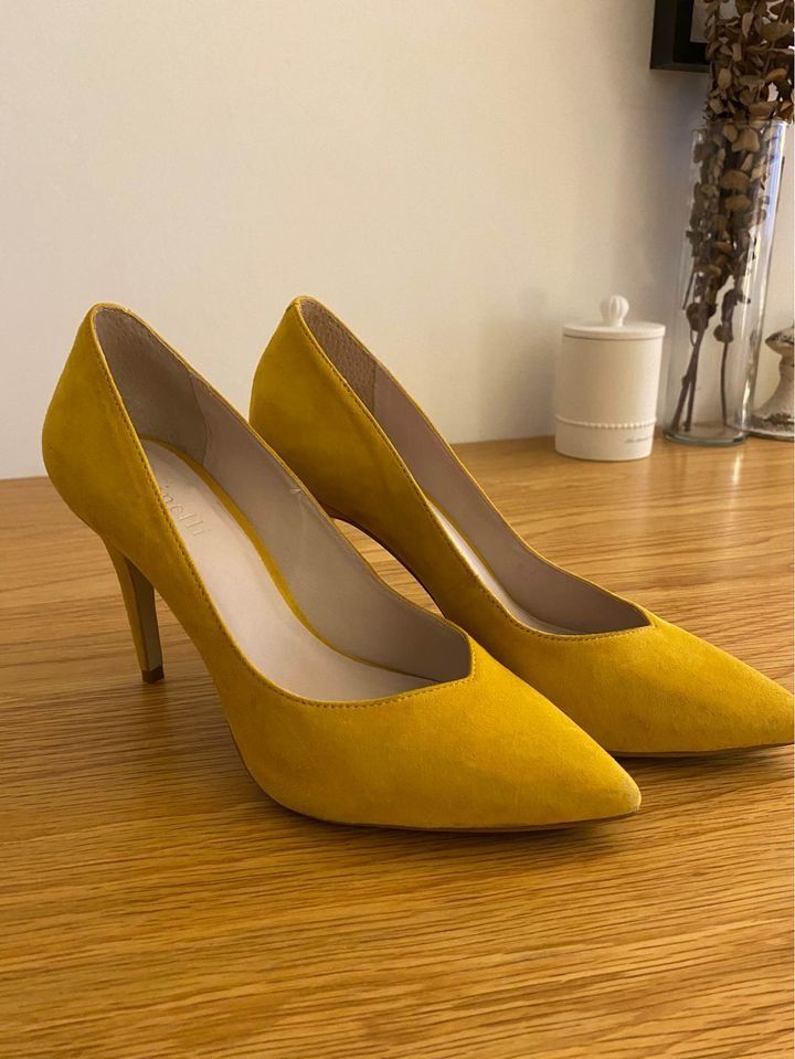 Yellow heels on sale size 1