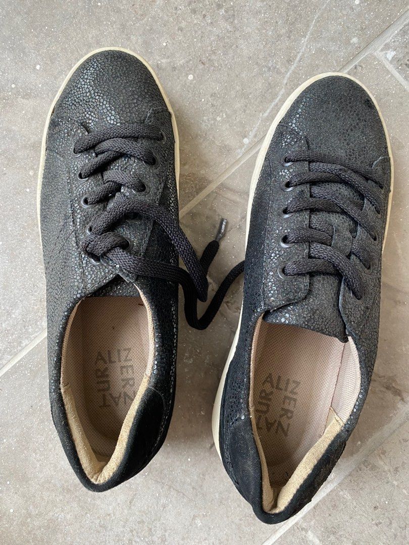 Naturalizer walking hot sale shoes