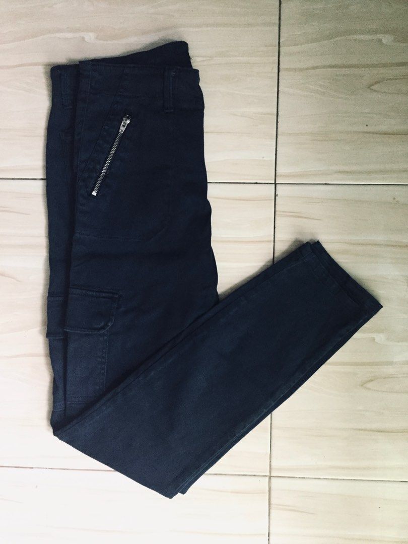 NAVY BLUE SKINNY CARGO PANTS #2024declutter (Category: Jeans) located in Batangas. Submitted by helpme_declutter (Listing ID 1278985701, Image 2). Description: 28-32 waistline 37 full length Stretchable .