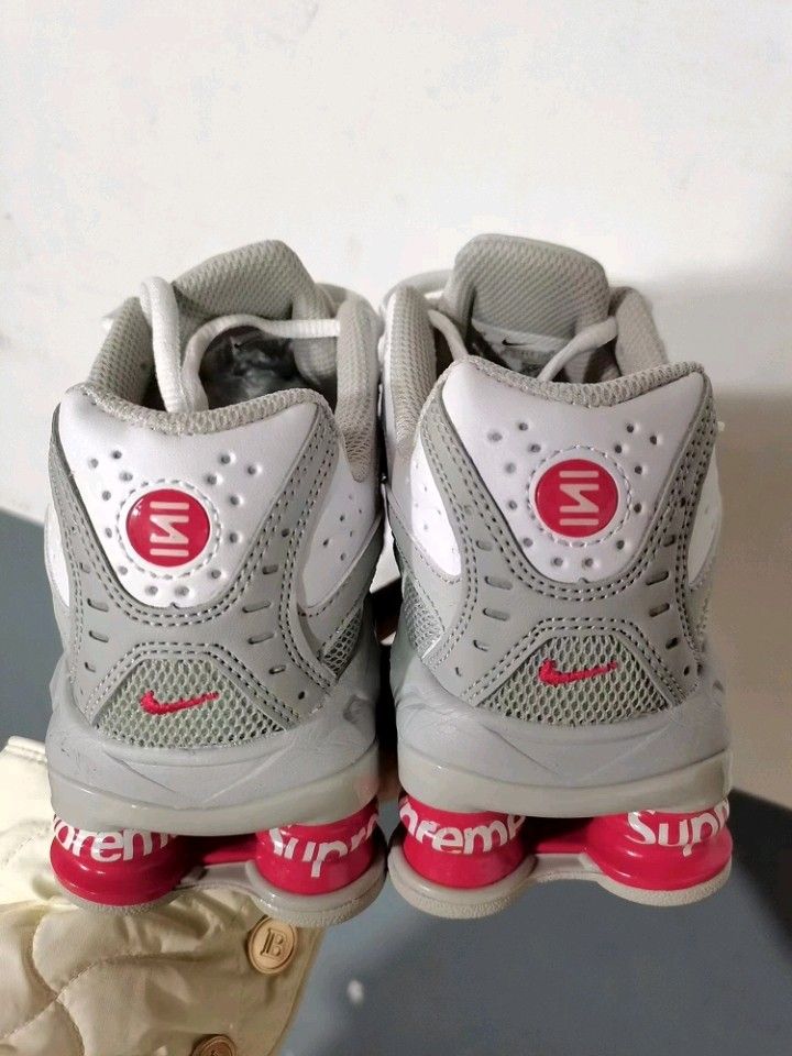 Nike shox pink and gray clearance