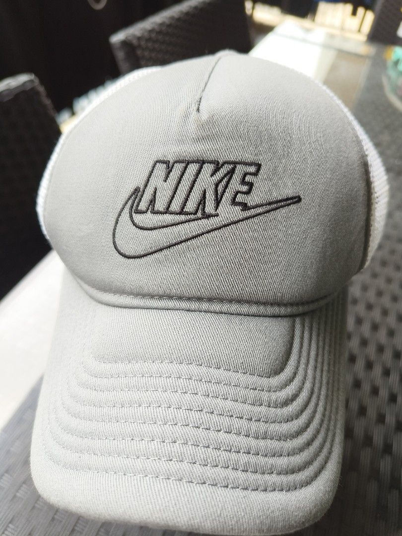 White nike best sale trucker hat