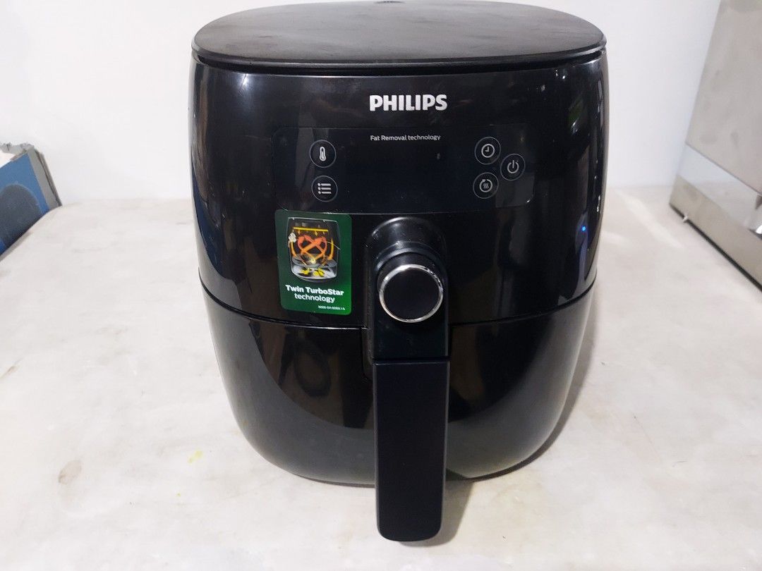 Philips Premium Airfryer (Category: Fryers) located in Taguig. Submitted by potato_corner (Listing ID 1279083558, Image 2). Description: Philips Premium Airfryer No box Good working condition Issue scratche.