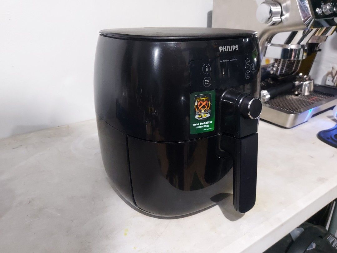 Philips Premium Airfryer (Category: Fryers) located in Taguig. Submitted by potato_corner (Listing ID 1279083558, Image 3). Description: Philips Premium Airfryer No box Good working condition Issue scratche.