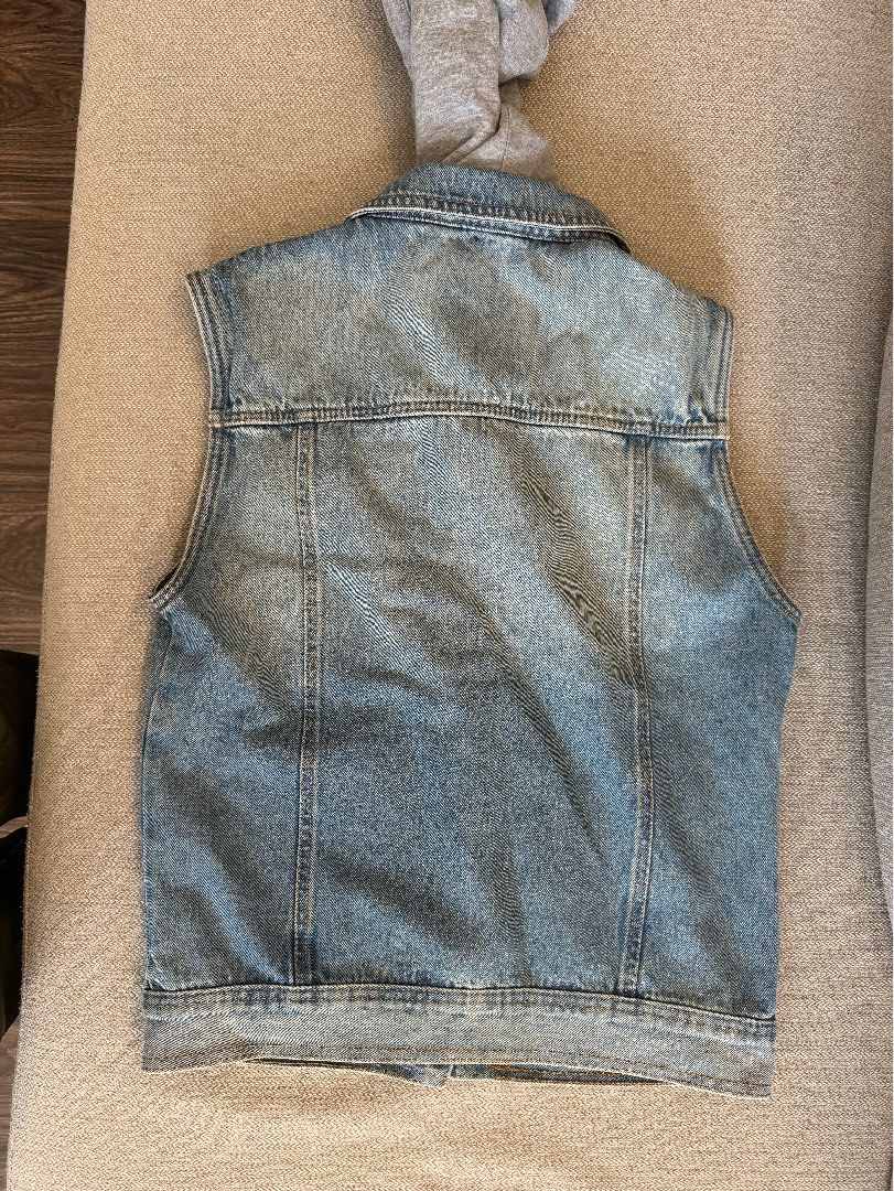 PULL&BEAR （分類：背心）位於 Hong Kong。 由 tongtongkenneth 提交（商品編號 1279011498，圖片 3）。簡介： 清櫃。