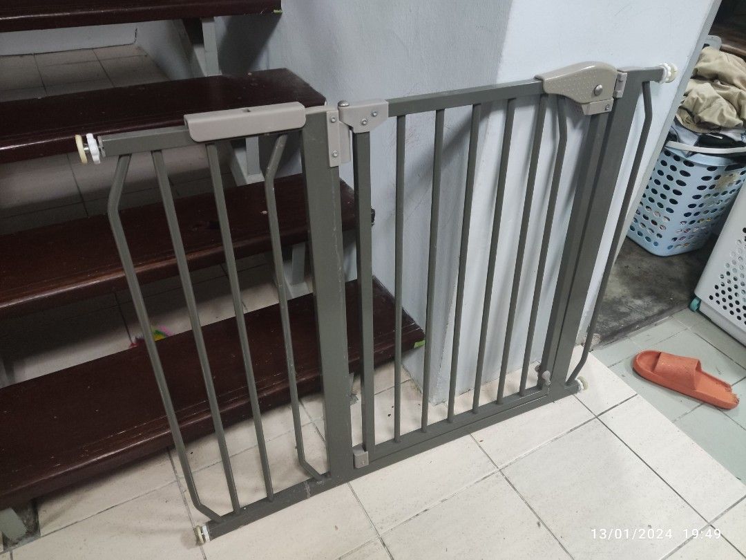 Baby safety gate hotsell olx
