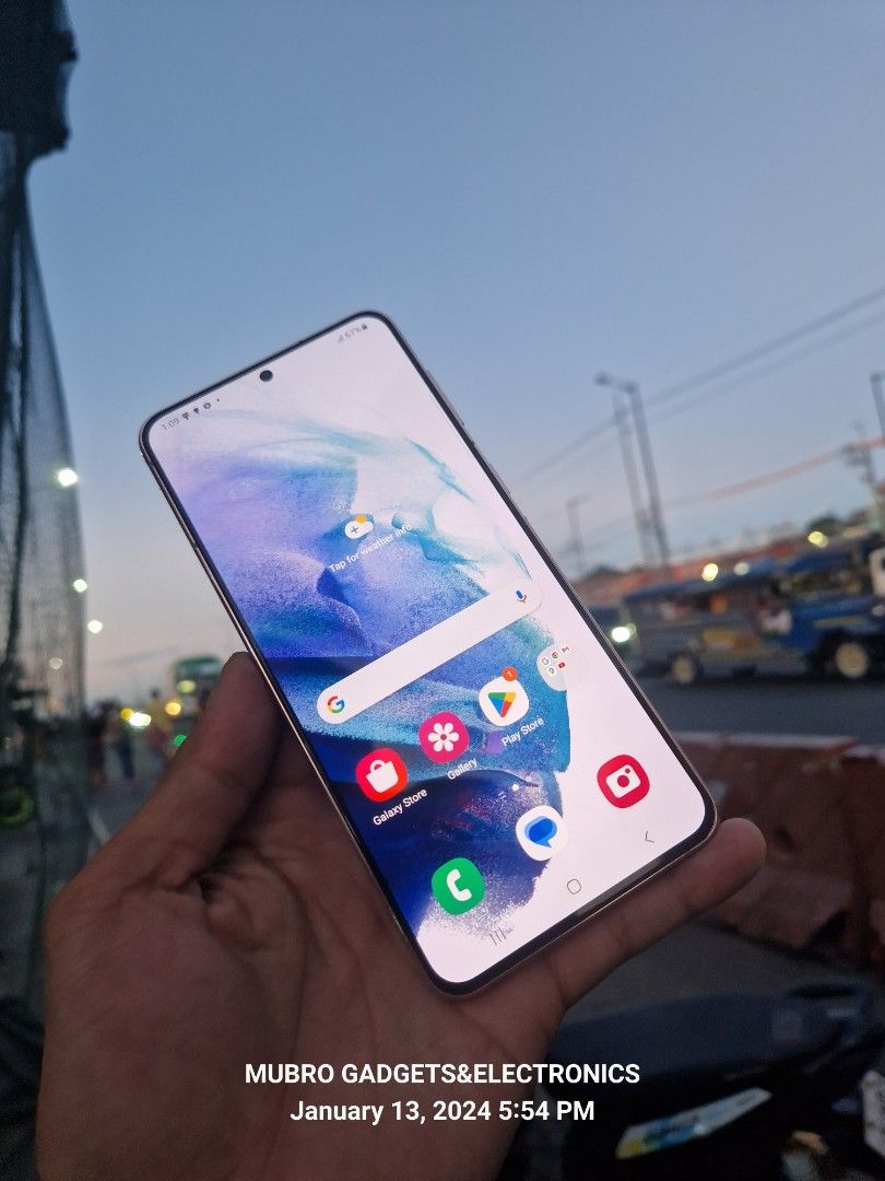 Samsung S21 plus (Category: Samsung) located in Quezon City. Submitted by mubrogadgets (Listing ID 1279114174, Image 1). Description: Samsung s21 Plus no issue/ no history of repair 5g data connection 256gb/8gb 💯Dynamic AMOLED 2X, 120Hz, 💯Corning Gorilla Glass Victus 💯Exynos 2100 Fingerprint (under display, ultrasonic 4800 mahh 💯gaming phone 💯high qualty display 💯camera phone.