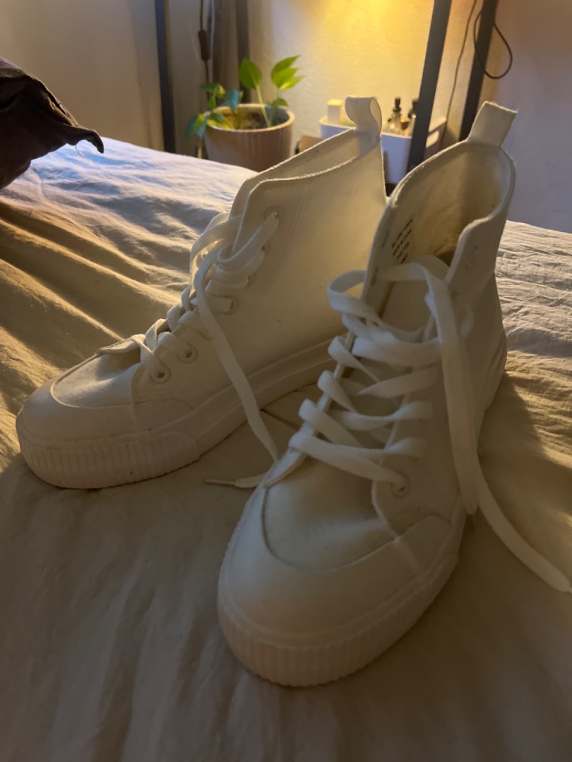 White converse sales with jeans