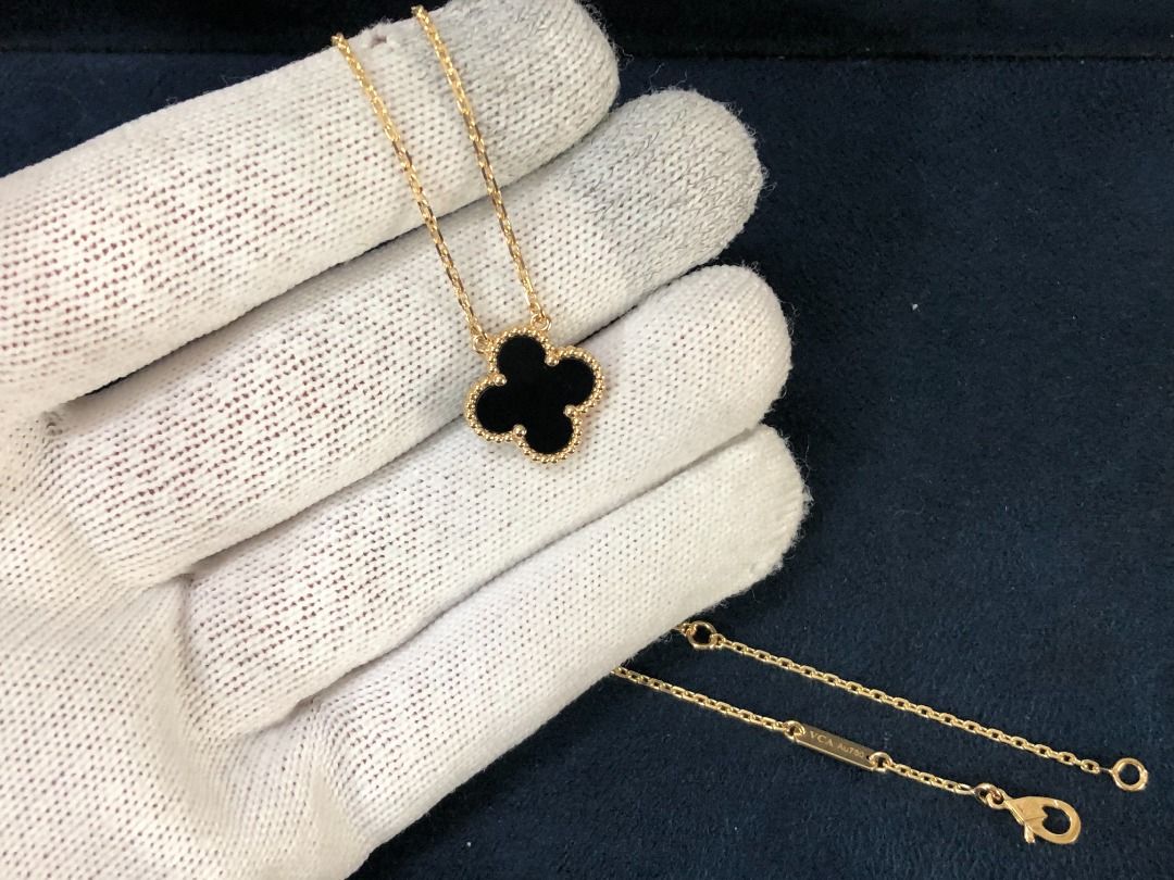 Vintage alhambra outlet pendant onyx