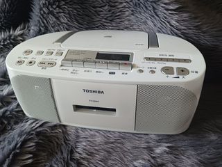 Affordable 220 volts TOSHIBA radio/cd/cassette player white, tested okay 💯