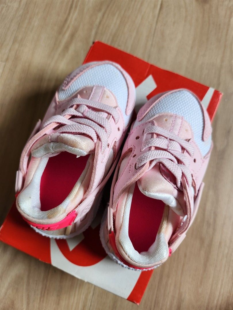 Girl baby sales nike shoes