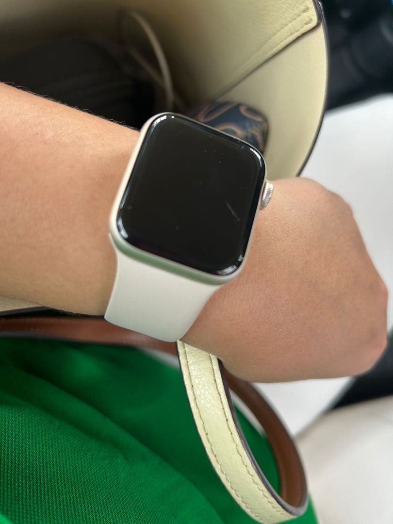 Apple Watch SE (Category: Wearables & Smart Watches) located in Binan City. Submitted by joyiii_ (Listing ID 1279261251, Image 3). Description: Apple Watch SE 41 MM Starlight 100% Battery Health With minimal scratch on skin but barely noticeable NO dents, NO issue Box, paper bag, receipt and cable charger included With warranty in Powermac SM dasma until May 2024.