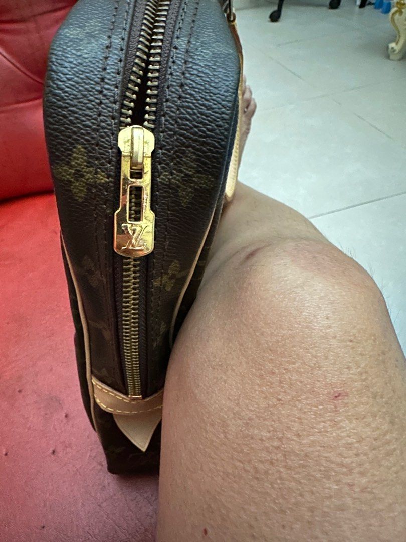 Authentic Louis Vuitton bag (Category: Luxury Bags & Wallets) located in Cainta. Submitted by qualityyetaffordable (Listing ID 1279362575, Image 2). Description: PTPA Authentic laptop bag Pinapalitan ko lang yung vanchetta Pero authentic vanchetta pinalit.. 28k Money back guarantee if proven fake .