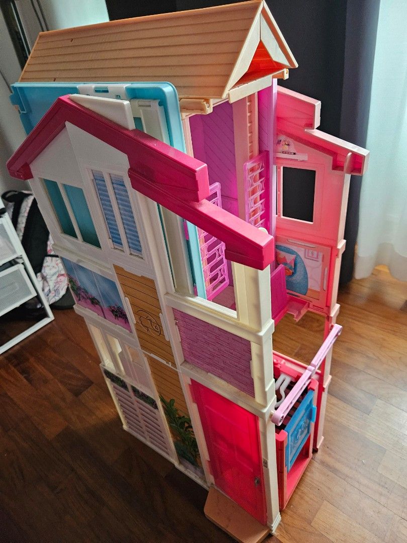 Barbie 3 storey townhouse and wardrobe comes with alot of
