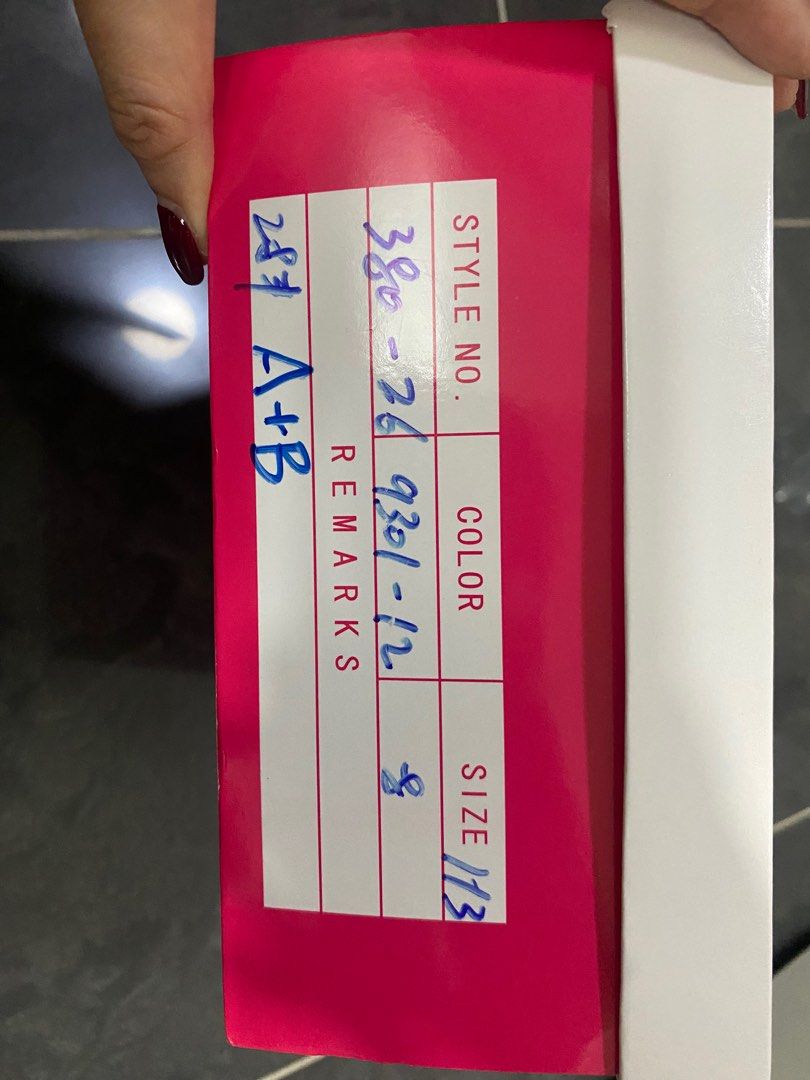 Bless （分類：高跟鞋）位於 Hong Kong。 由 koreakimkim 提交（商品編號 1279398655，圖片 4）。簡介： 98%新高跟鞋，只是婚禮當天穿了3小時，38號，原價$599。