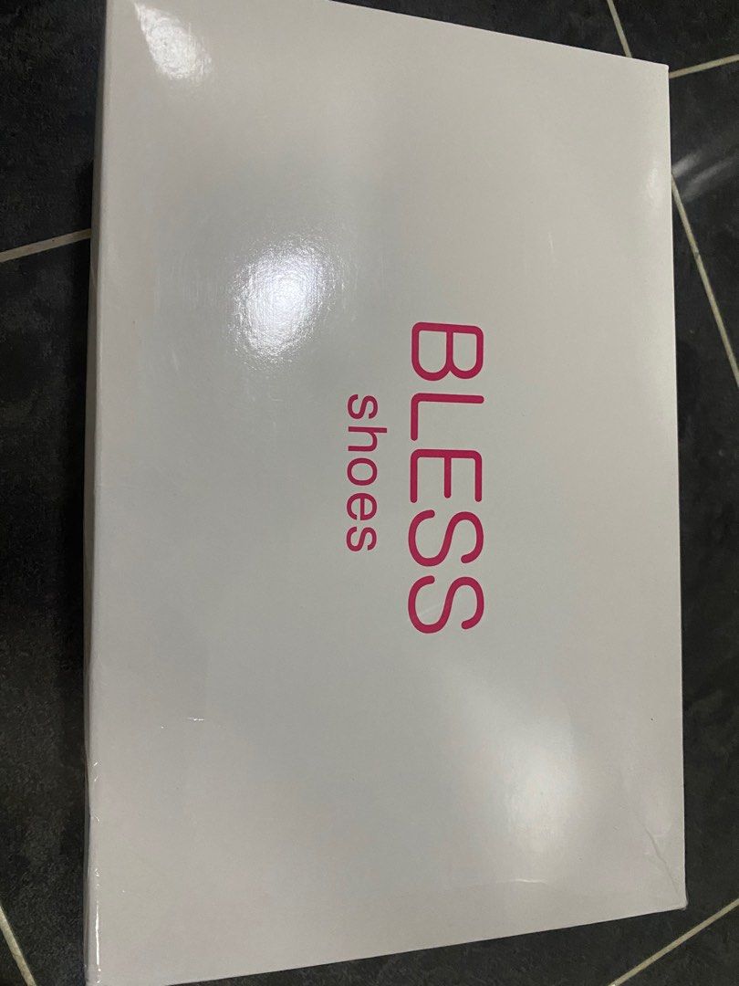 Bless （分類：高跟鞋）位於 Hong Kong。 由 koreakimkim 提交（商品編號 1279398655，圖片 5）。簡介： 98%新高跟鞋，只是婚禮當天穿了3小時，38號，原價$599。