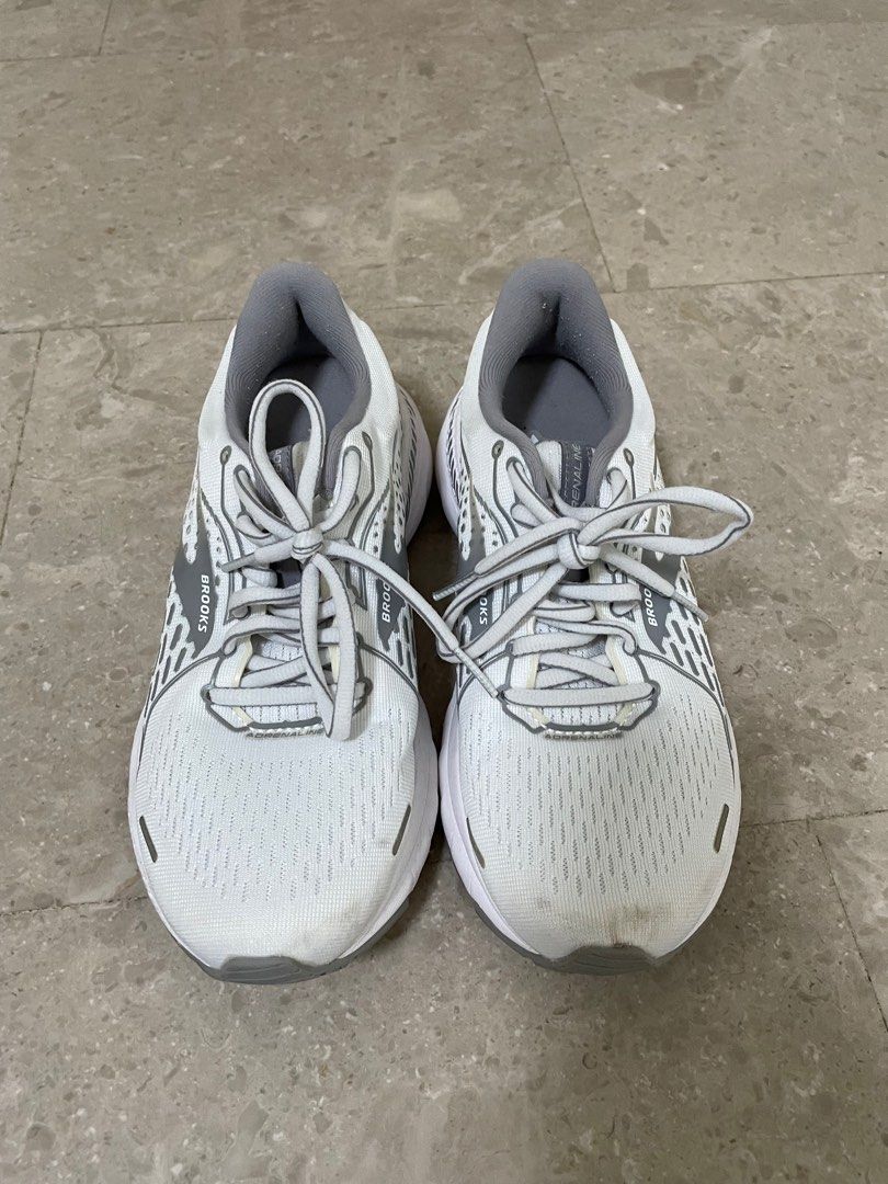 Who sells clearance brooks tennis shoes