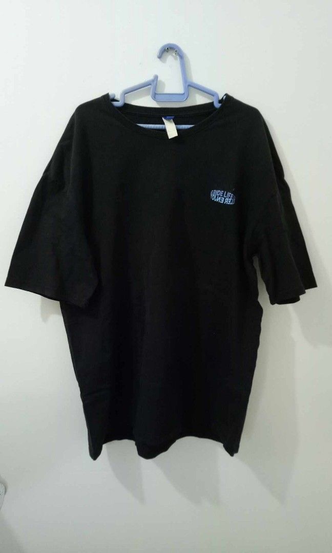 Cotton Black Shirt (Category: Tshirts & Polo Shirts ) located in Pasay City. Submitted by 22stacks (Listing ID 1279399949, Image 1). Description: Cotton super lambot sa balat at boxy fit! would go great with cargo shorts! price is exclusive of the shipping fee.