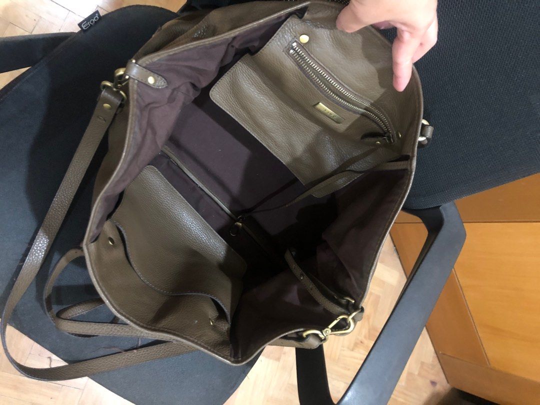Fino (Category: Luxury Bags & Wallets) located in Paranaque City. Submitted by thisyear30 (Listing ID 1279261651, Image 3). Description: Price is negotiable!!!! Two ways strap Coffee brown leather No damage, Bawas gamit lang po! free shipping. with a free white katre mini bag kung kukunin po ng 6,500 need to be glue ang bottom cover niya natuklap na po, kung kami po mapapa-glue hindi na po free shipping..