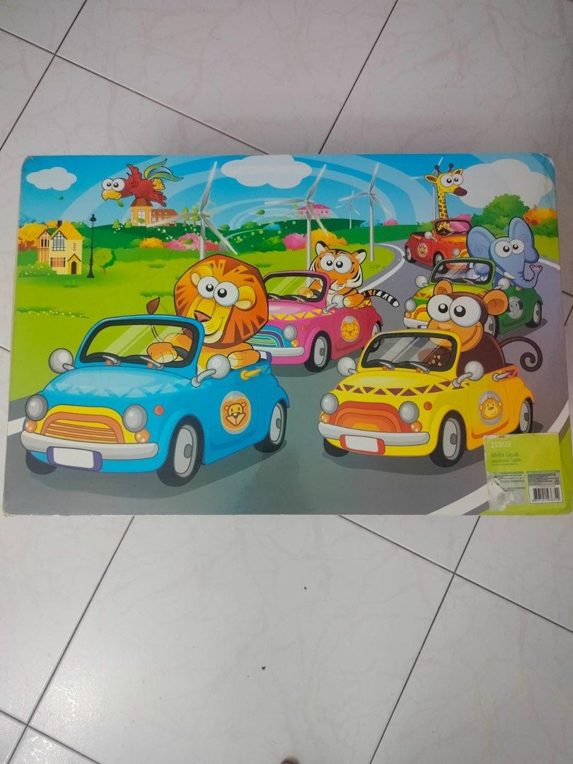 Foldable table (Category: Tables & Sets) located in Singapore. Submitted by natlim99 (Listing ID 1279244194, Image 1). Description: .