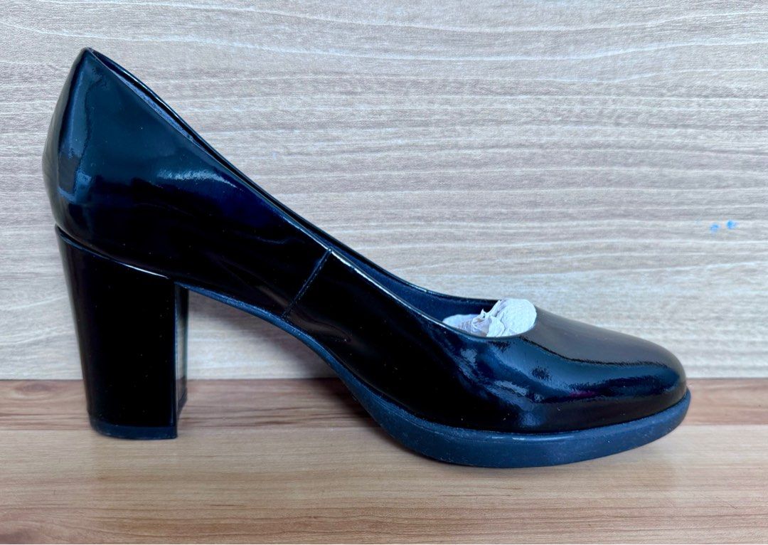 Glossy pumps sales