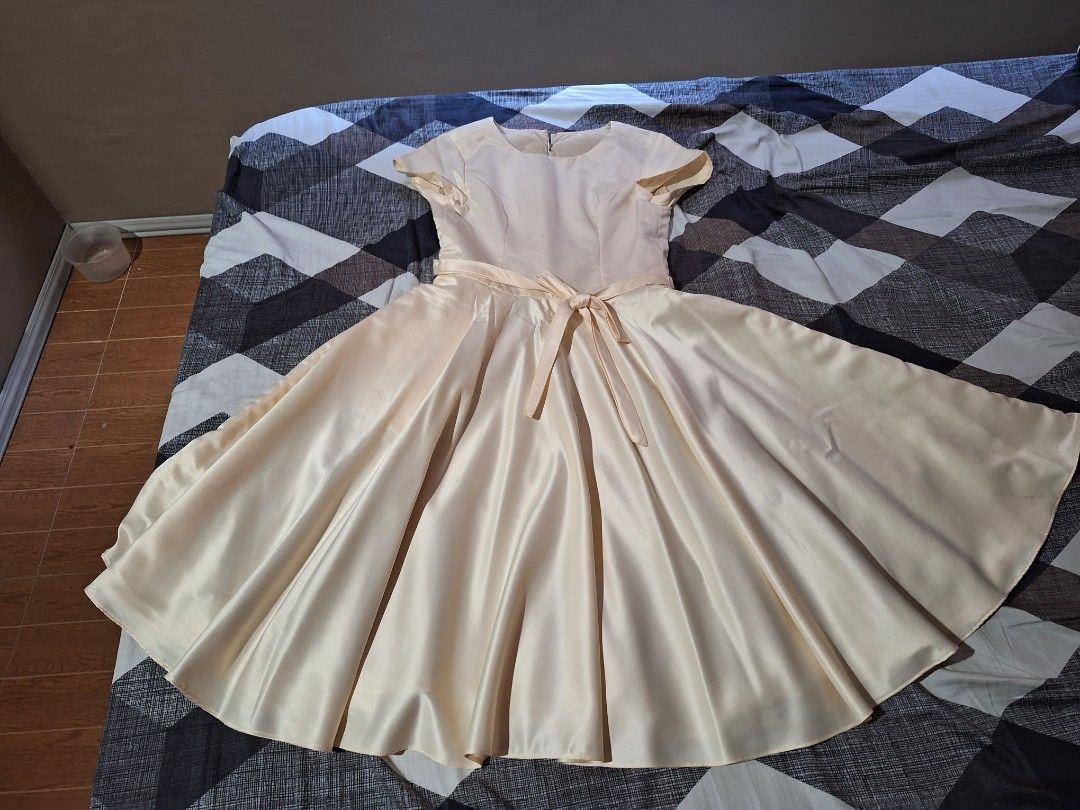 Graduation dress (Category: Dresses) located in Makati City. Submitted by mercadomyleen529 (Listing ID 1279262462, Image 1). Description: Dutches thick fabric cream dress below the knee 28 to 30" waistline 26" lenght from waistline 41" lenght from shoulder super balloon skirt with lining costumized elegant fabric with pocket used once good for graduation ,cocktail dress ,bday etc. rfs: decluttering.