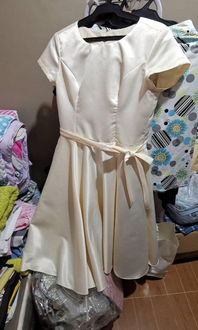 Graduation dress (Category: Dresses) located in Makati City. Submitted by mercadomyleen529 (Listing ID 1279262462, Image 3). Description: Dutches thick fabric cream dress below the knee 28 to 30" waistline 26" lenght from waistline 41" lenght from shoulder super balloon skirt with lining costumized elegant fabric with pocket used once good for graduation ,cocktail dress ,bday etc. rfs: decluttering.