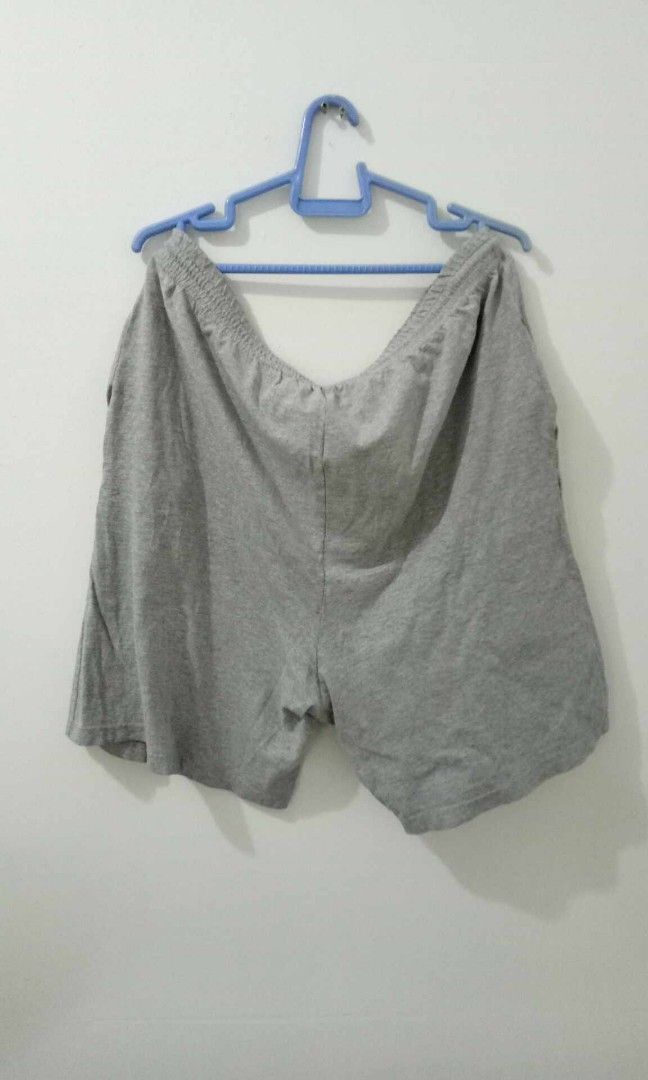 Grey Sweatshorts (Category: Shorts) located in Pasay City. Submitted by 22stacks (Listing ID 1279402516, Image 1). Description: solid pang work out!.
