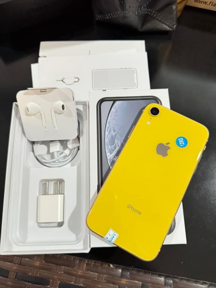 Iphone XR 128gb (Category: iPhone X Series) located in Santa Rosa. Submitted by chikikayyyy (Listing ID 1279367076, Image 2). Description: Asan napo makukulit 🤣 Iphone xr 128gb Hongkong stocks Dual sim openline Any sim pwede 100 beta Complete with box only.