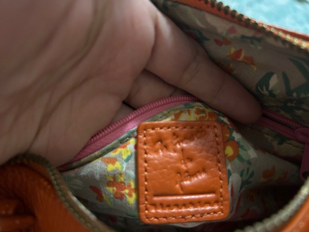 Leather Bag Le Fleur (Category: Luxury Bags & Wallets) located in Taguig. Submitted by gigie24 (Listing ID 1279389202, Image 3). Description: Leather Bag Small doctors bag with sling free delivery Metro Manila.